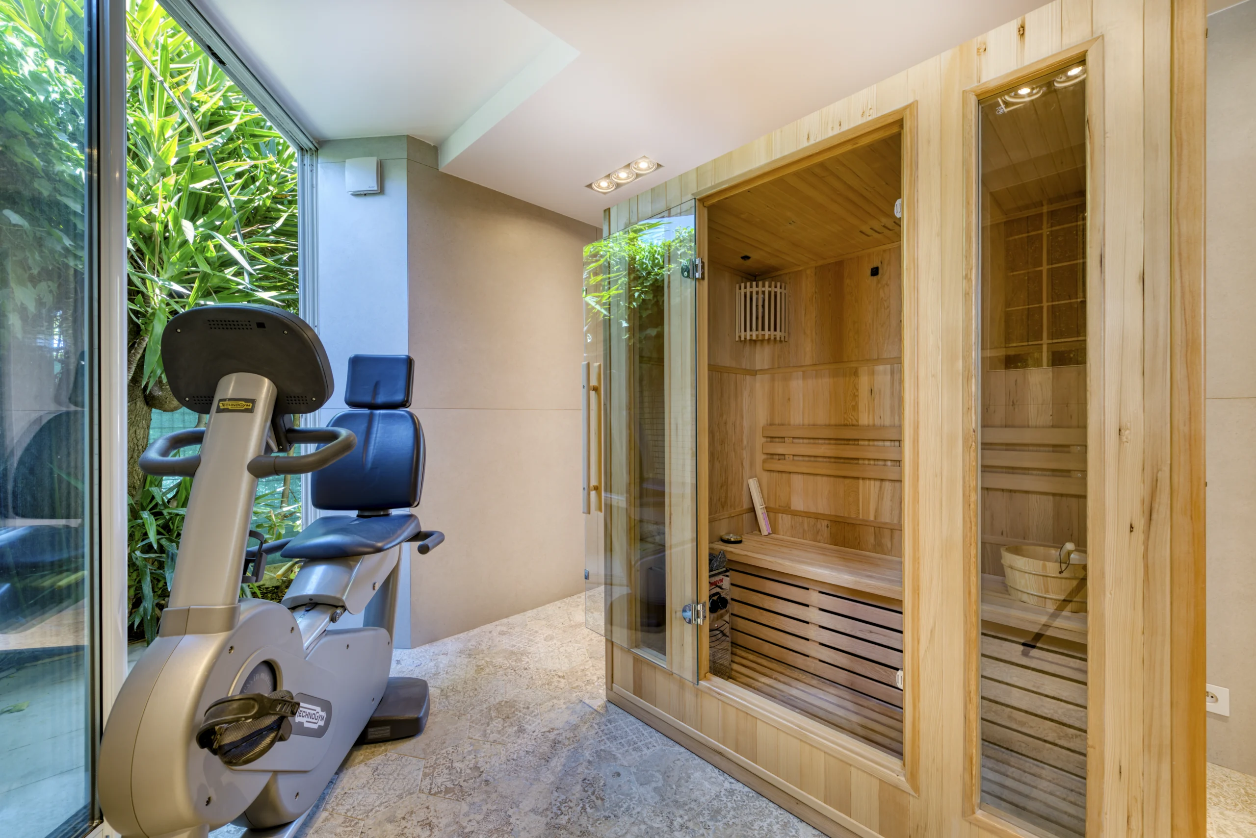 Espace sauna de la villa jaliel à Cannes. Juste à côté, un vélo d'appartement.