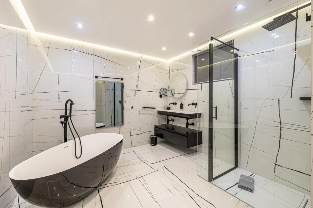 Salle de bains élégante de la Villa Jaliel avec baignoire et douche à l'italienne.