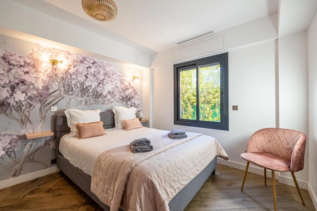 Chambre élégante aux tons rose et blanc de la Villa Jaliel à Cannes