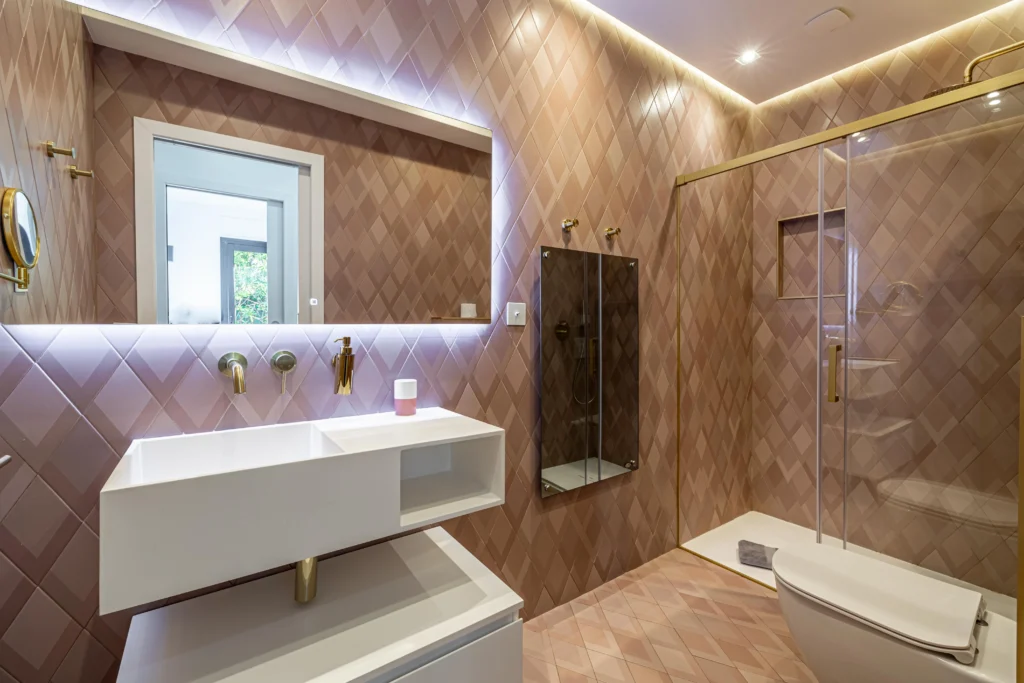 Une salle de bains aux couleurs rose appartenant à la Villa Jaliel à Cannes