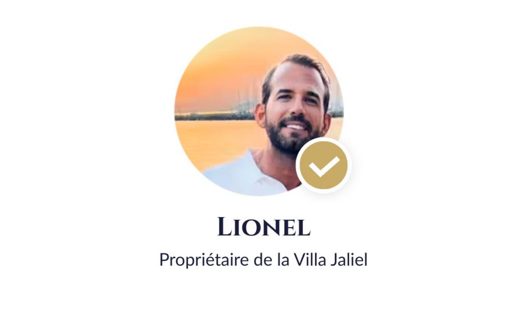 La photo du propriétaire de la villa Jaliel avec la mer en arrière plan.