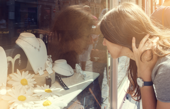 Femme observant une vitrine de bijoux lors d’une promenade de la Croisette à Cannes