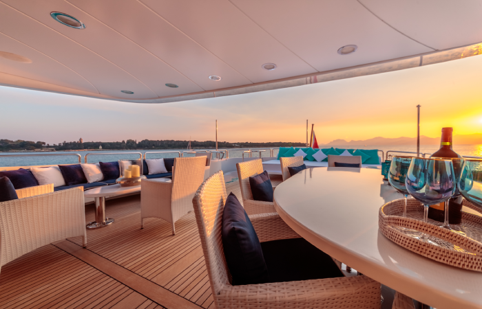 Yacht luxueux au coucher du soleil lors du Cannes Yachting Festival