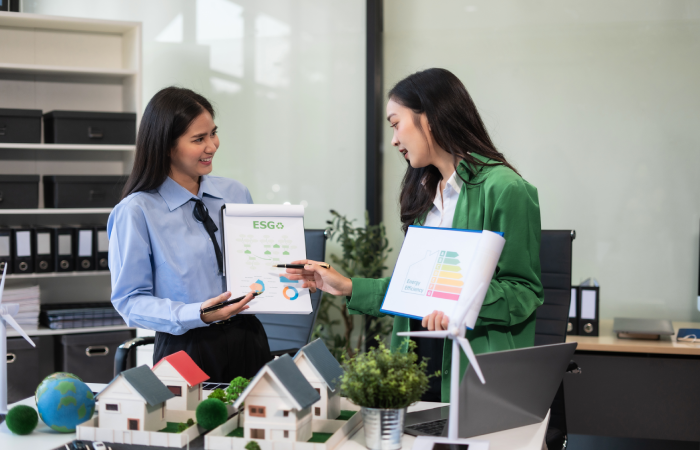 Professionnelles de l’immobilier présentant un projet durable au Palais des Festivals et des Congrès de Cannes