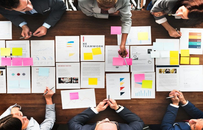 Équipe marketing en réunion créative au Palais des Festivals et des Congrès de Cannes