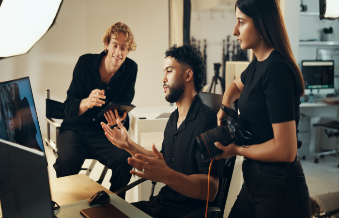 Équipe de production cinématographique préparant un projet au Palais des Festivals et des Congrès de Cannes