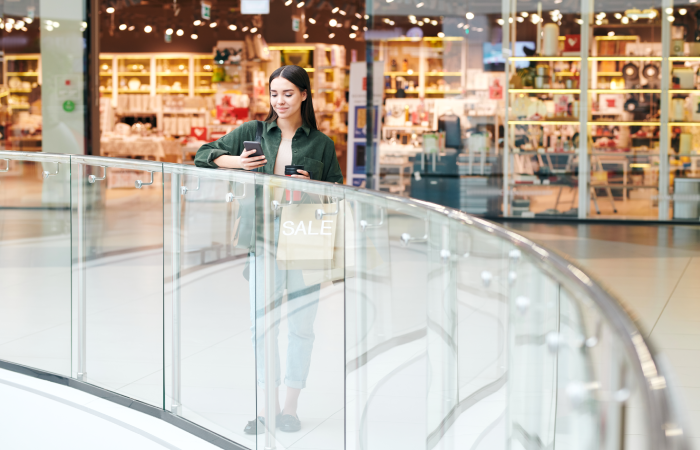 Jeune femme évoluant dans un centre commercial neuf